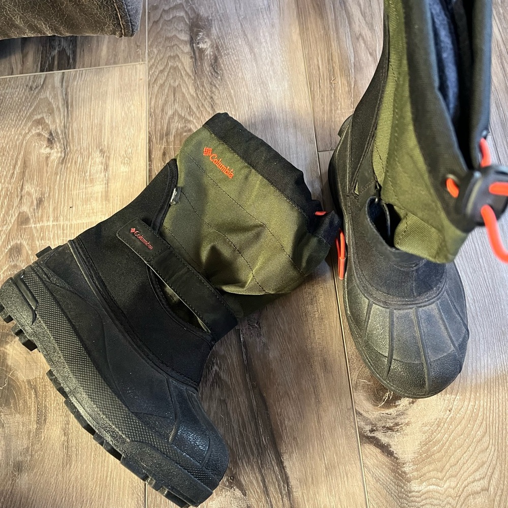 Columbia Black and Olive Winter Boots Kids size 4. Removable wool liners